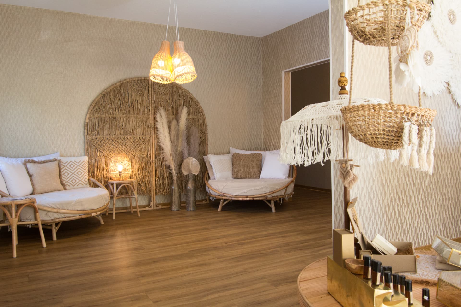 Natural Studios – Boho-Wartebereich mit Rattansofas und Pampasgras