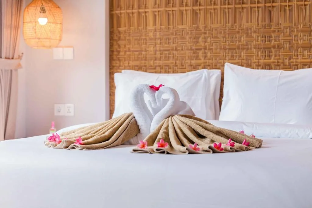 Amartya Villa Bali — Schlafzimmer mit Handtuch-Deko
