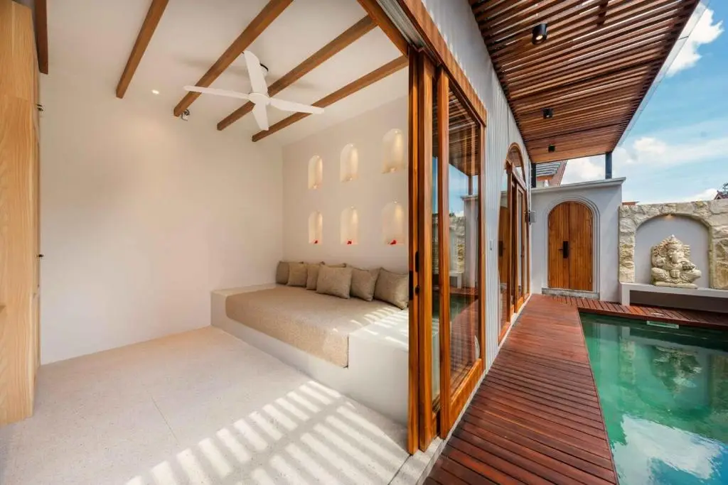 Amartya Villa Bali — Schlafbereich mit Blick auf den Pool