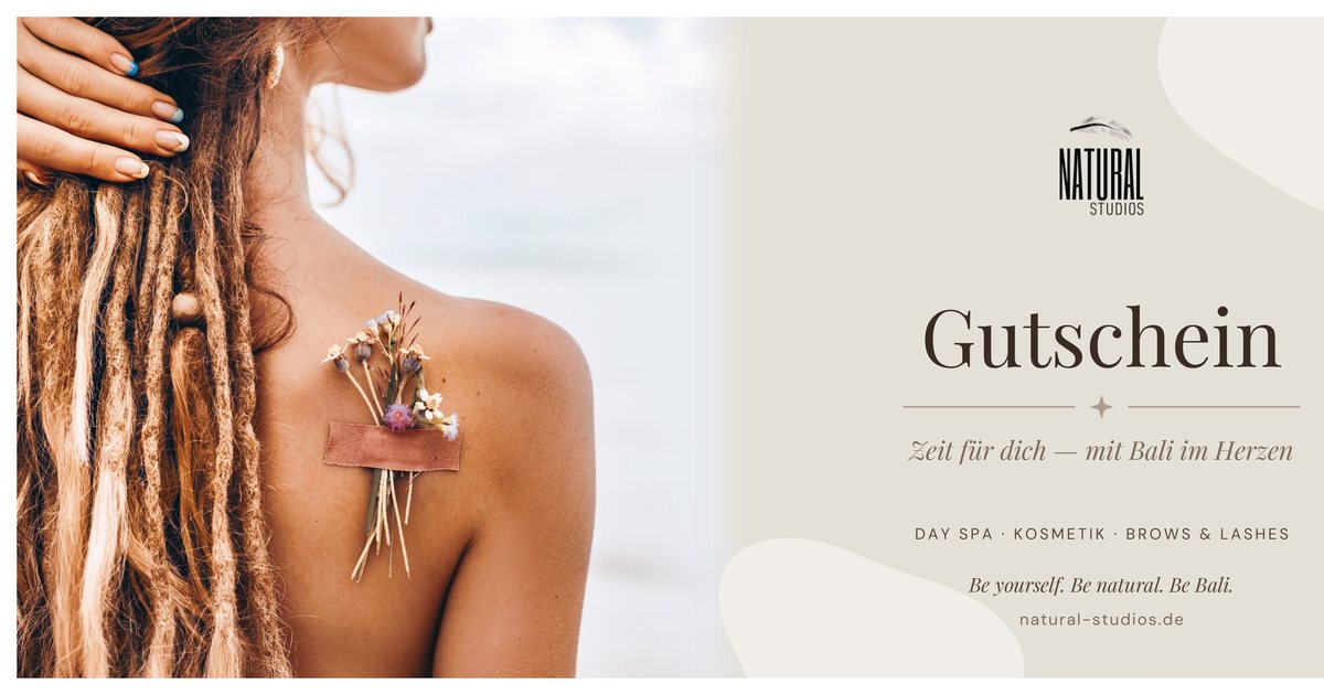 Gutscheinkarte von Natural Studios – Vorderseite mit Studio-Motiv und Logo